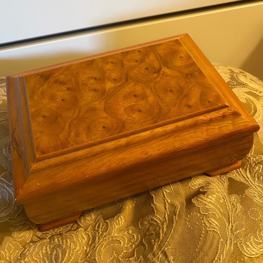 Jewelry box